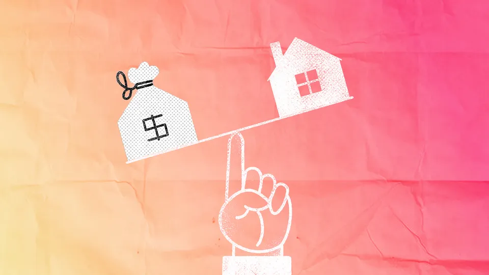 Saco de dinheiro e casa numa gangorra equilibrada por uma mão, ilustrando a relação entre renda e preço dos imóveis