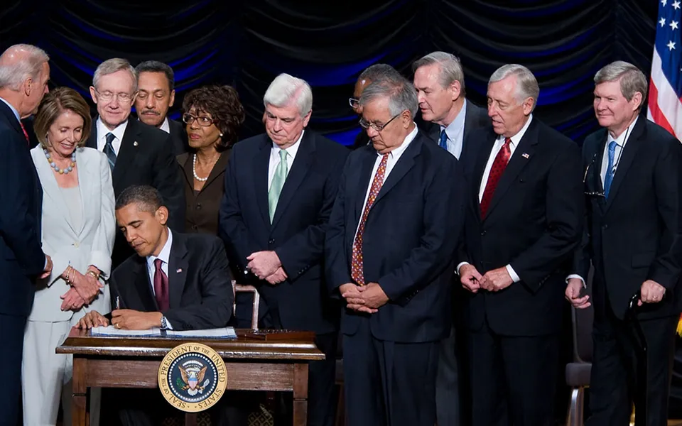 O presidente Barack Obama assina a lei Dodd-Frank, cercado por congressistas e autoridades