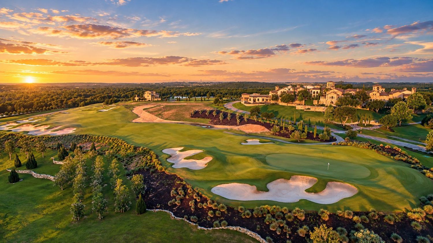 O campo de golfe e o clube de Bella Collina