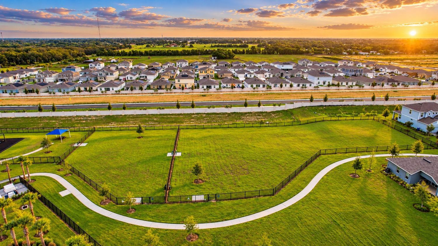 As áreas verdes e a trilha do Cypress Park Estates