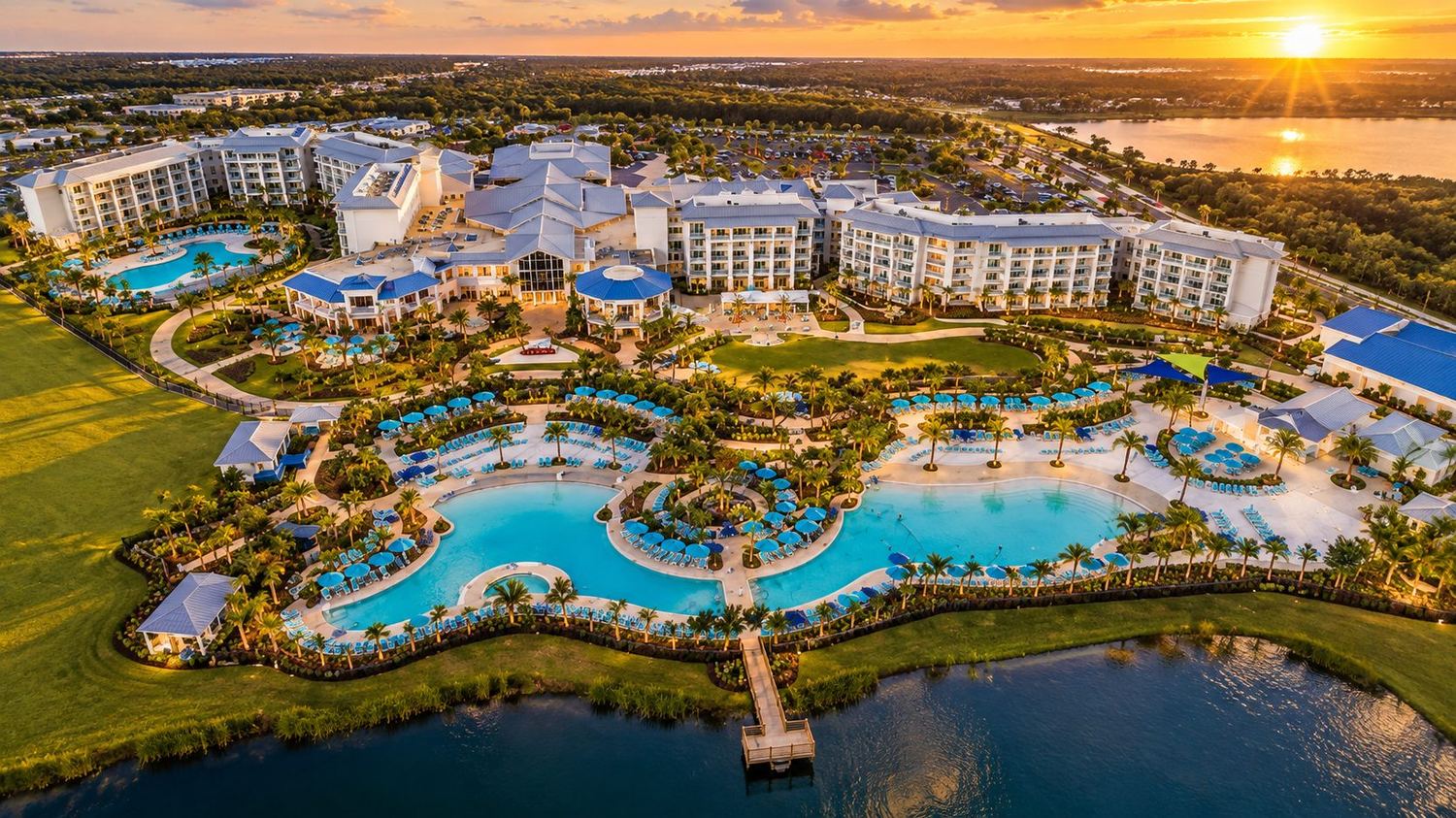 Resort com piscinas à beira do lago, visto do alto
