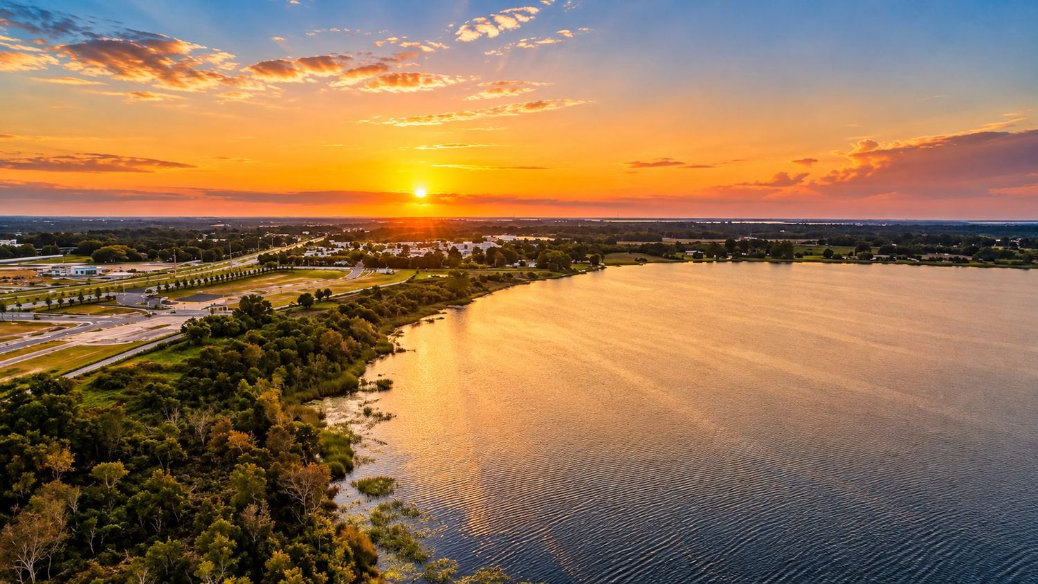 A margem do lago ao pôr do sol (imagem ilustrativa)