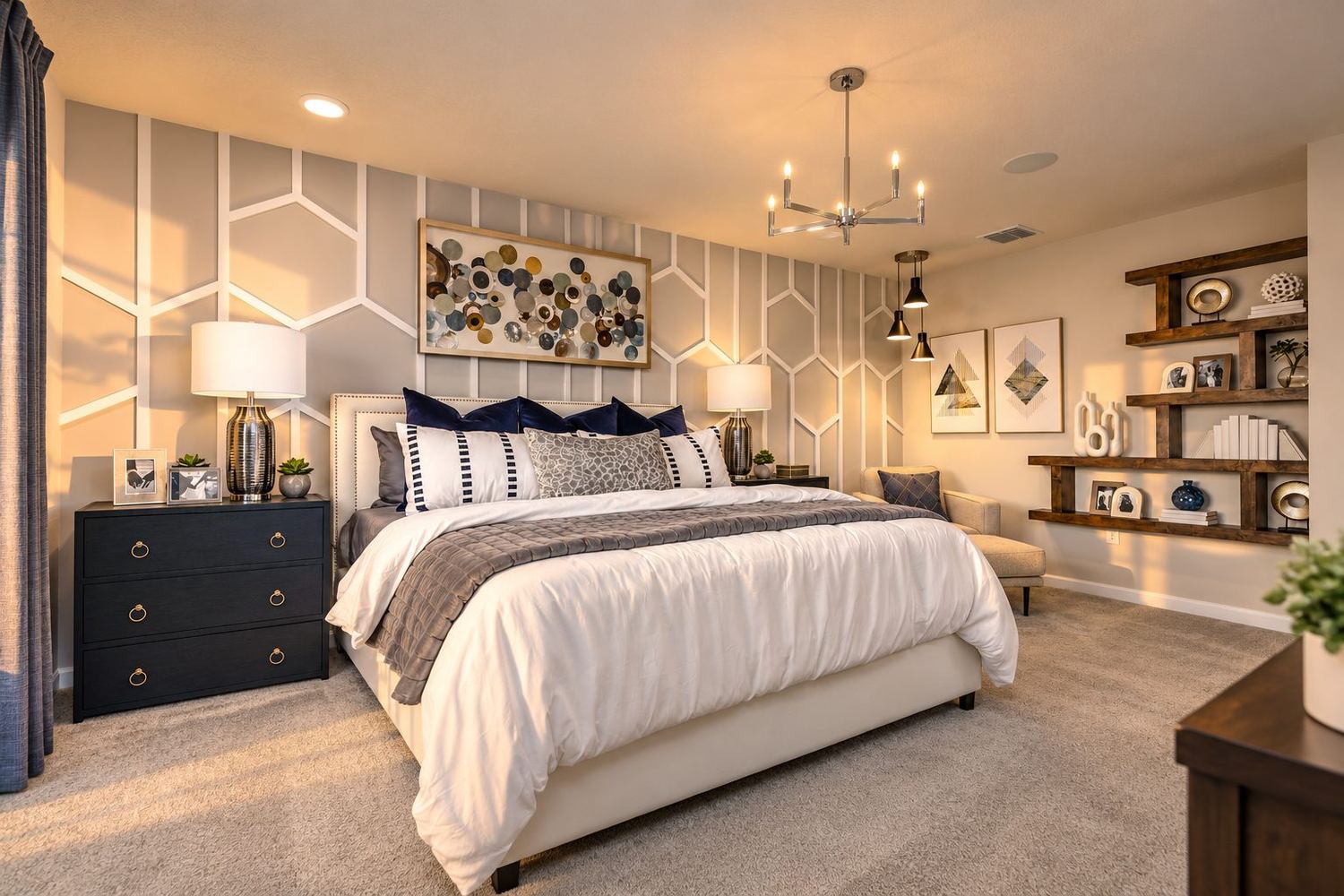 Suíte com painel decorativo