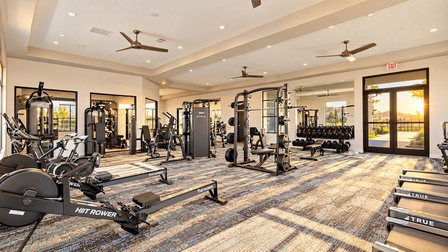 Academia com musculação, cardio e funcional